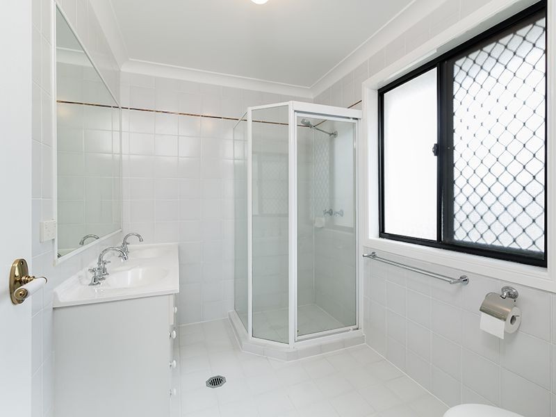 30 Kimbolton Dr, Redland Bay QLD 4165