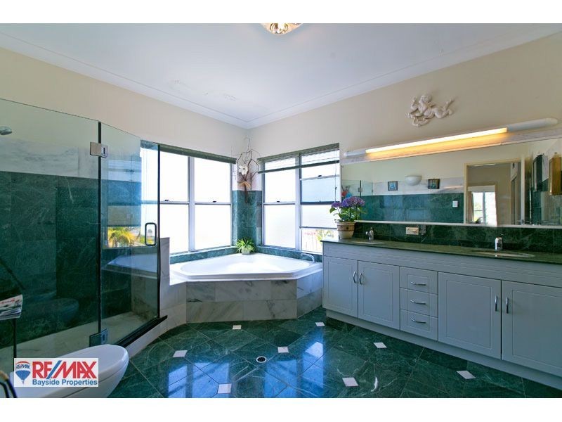 8 Mainsail St, Birkdale QLD 4159