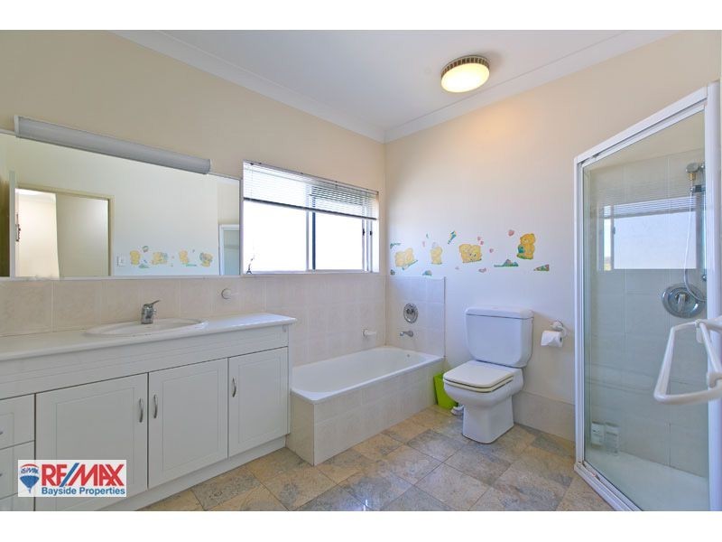 8 Mainsail St, Birkdale QLD 4159