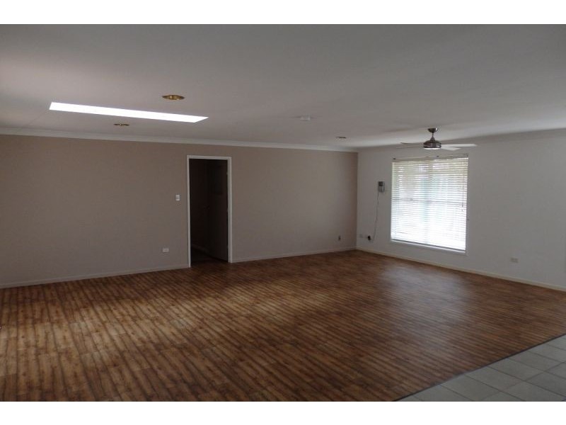 8 Chinnock Court, Alexandra Hills QLD 4161