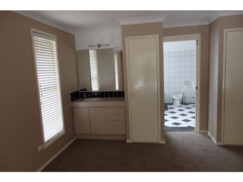 8 Chinnock Court, Alexandra Hills QLD 4161