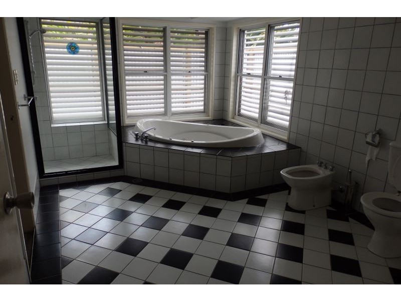 8 Chinnock Court, Alexandra Hills QLD 4161