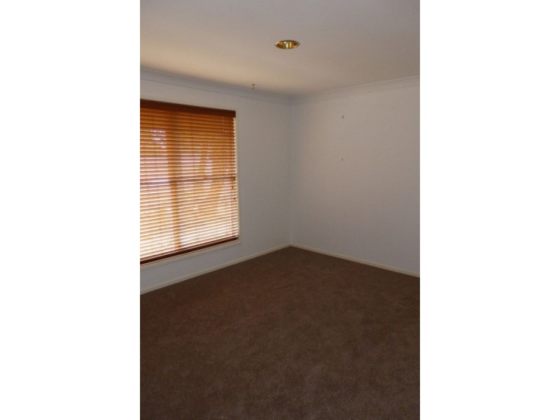 8 Chinnock Court, Alexandra Hills QLD 4161