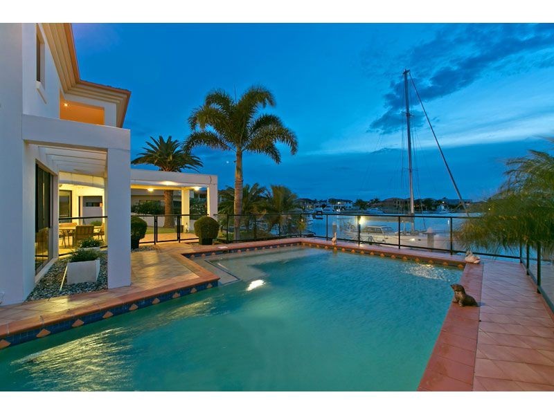 16 RABY BAY BOULEVARD, Raby Bay QLD 4163
