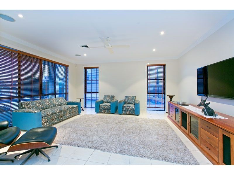 16 RABY BAY BOULEVARD, Raby Bay QLD 4163