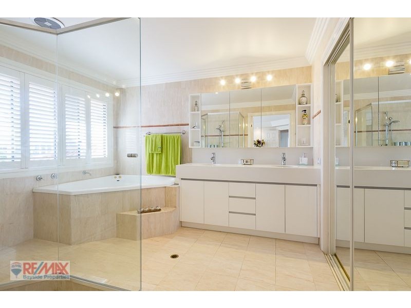 12 Raby Bay Boulevard, Raby Bay QLD 4163