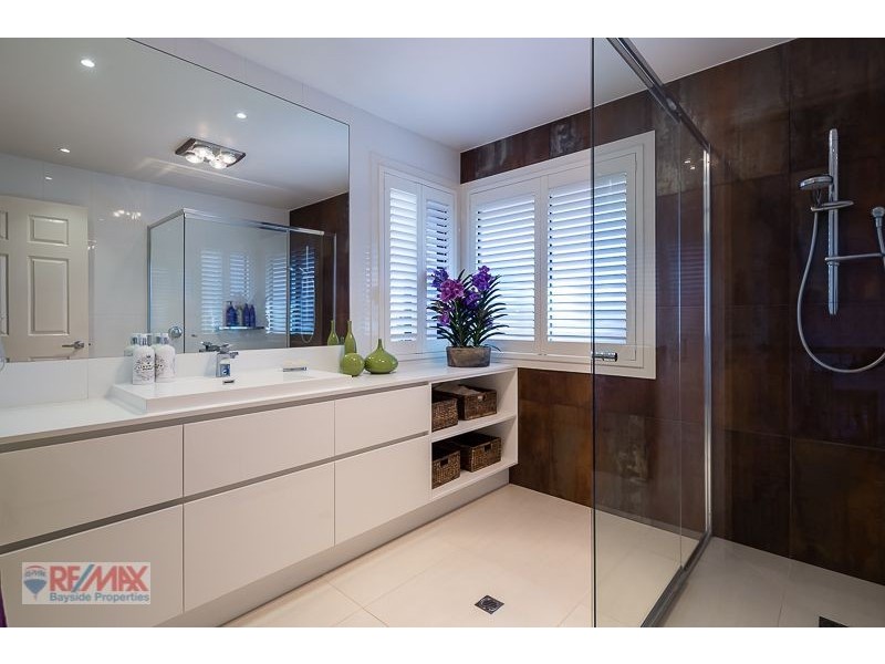 12 Raby Bay Boulevard, Raby Bay QLD 4163