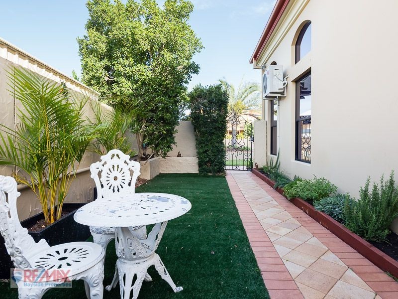 12 Raby Bay Boulevard, Raby Bay QLD 4163