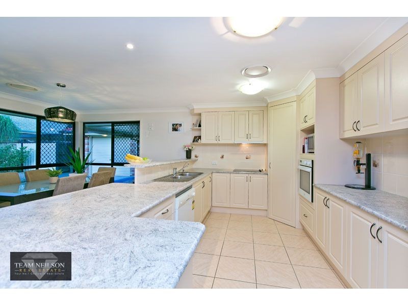 6 Glenwood Place, Wynnum West QLD 4178