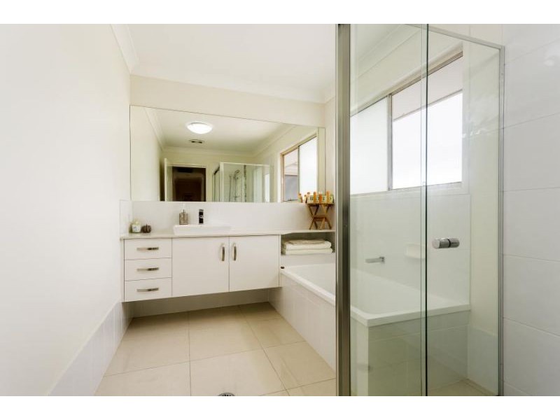 12 Amalia Street, Birkdale QLD 4159