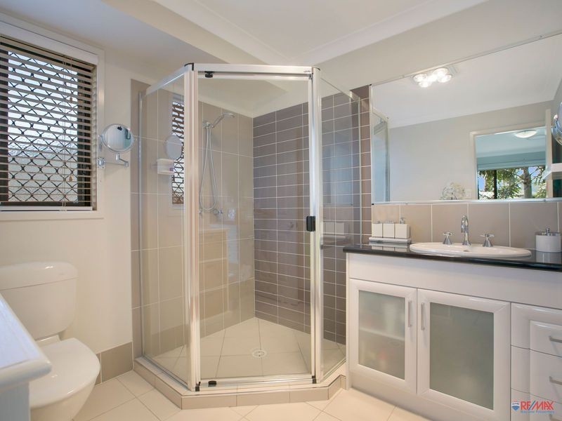 4 Magnetic Place, Redland Bay QLD 4165