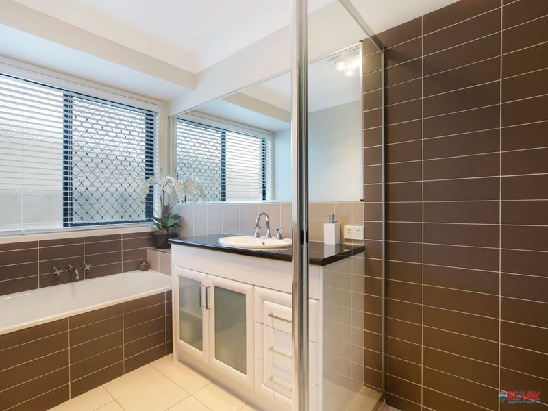 4 Magnetic Place, Redland Bay QLD 4165