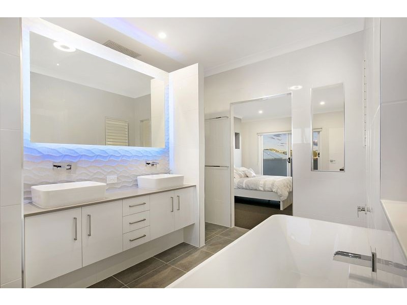 8 Nadine Crescent, Thornlands QLD 4164