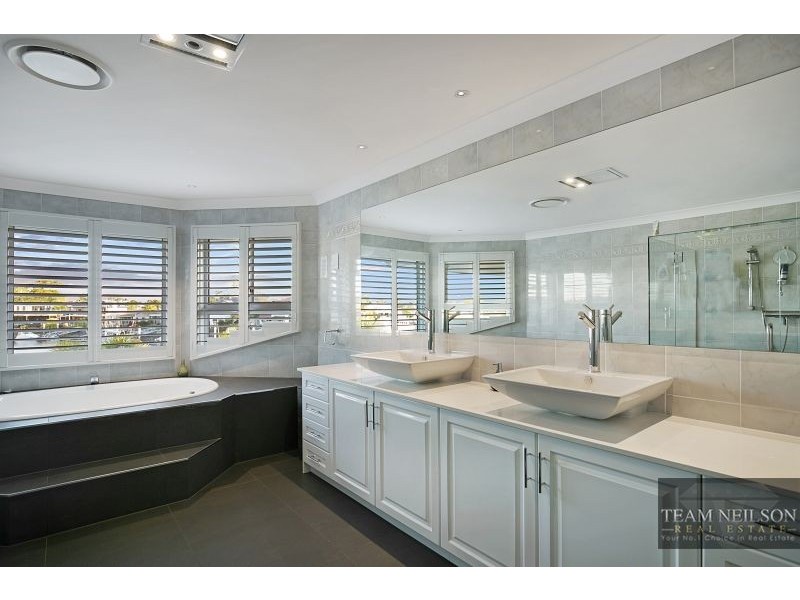 14 Beaufort Court, Raby Bay QLD 4163