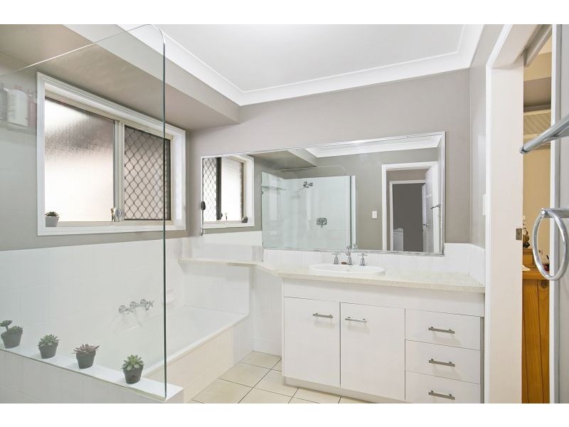 4 Sunningdale Drive, Redland Bay QLD 4165