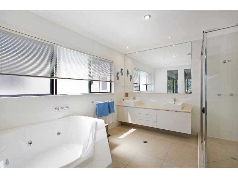 11 Ebony Crescent, Redland Bay QLD 4165