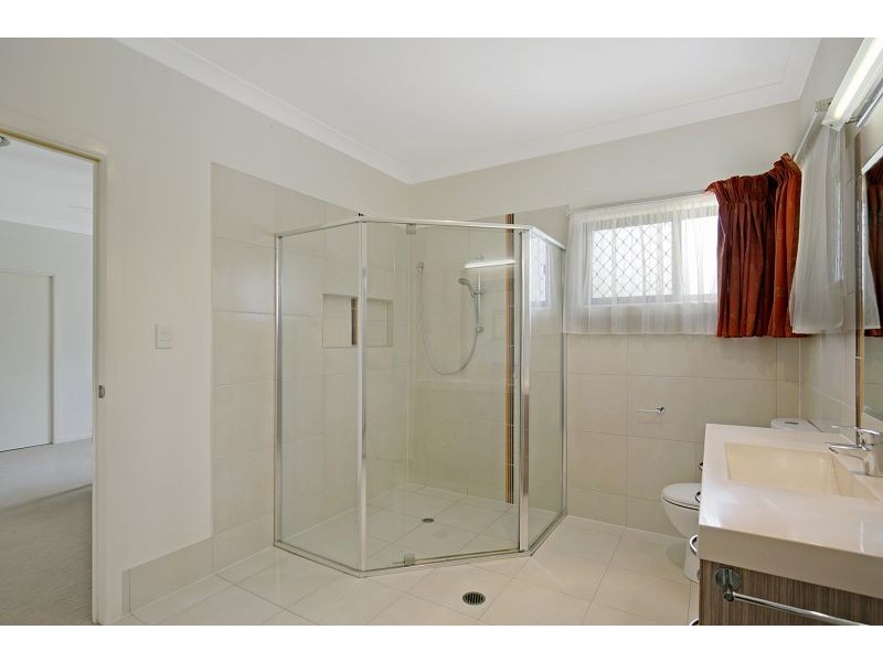 77 WHITEHALL AVE, Birkdale QLD 4159