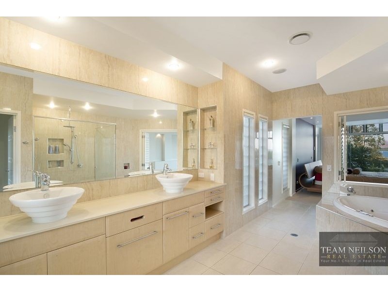 9 Wilson Esplanade, Redland Bay QLD 4165