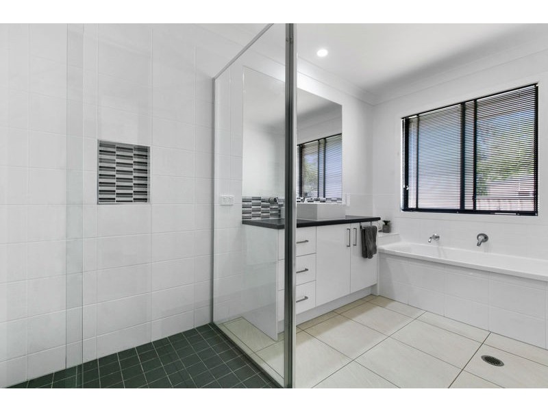 32 Bay Street, Redland Bay QLD 4165