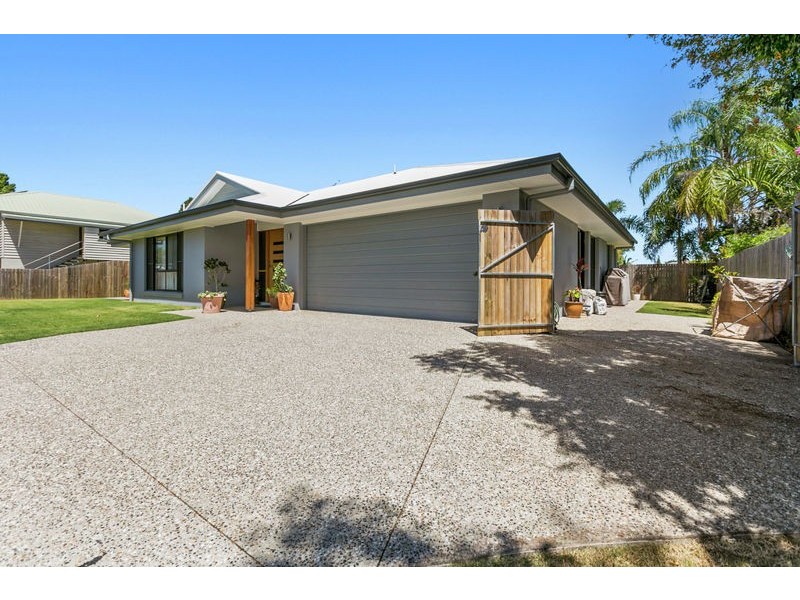 32 Bay Street, Redland Bay QLD 4165