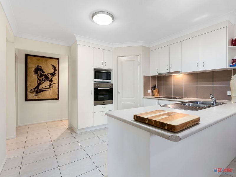10 Scampi Place, Redland Bay QLD 4165