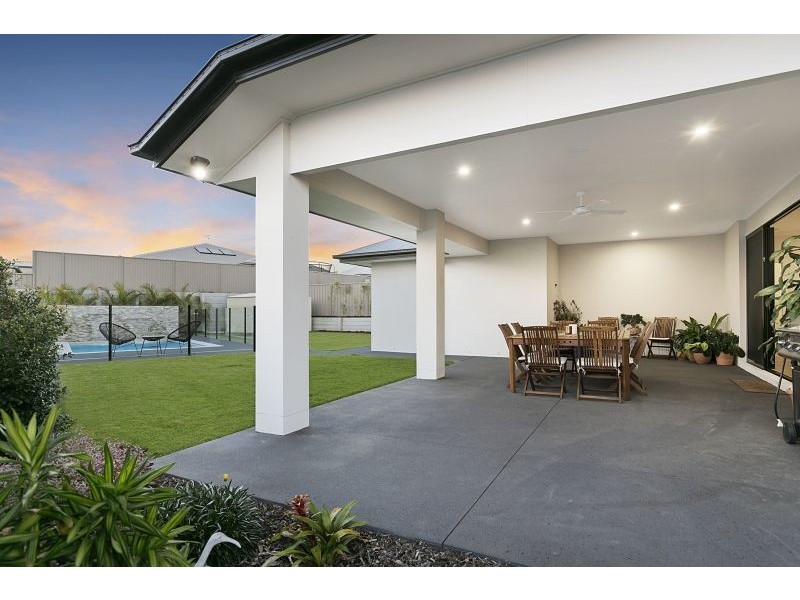 8 Capella Drive, Redland Bay QLD 4165