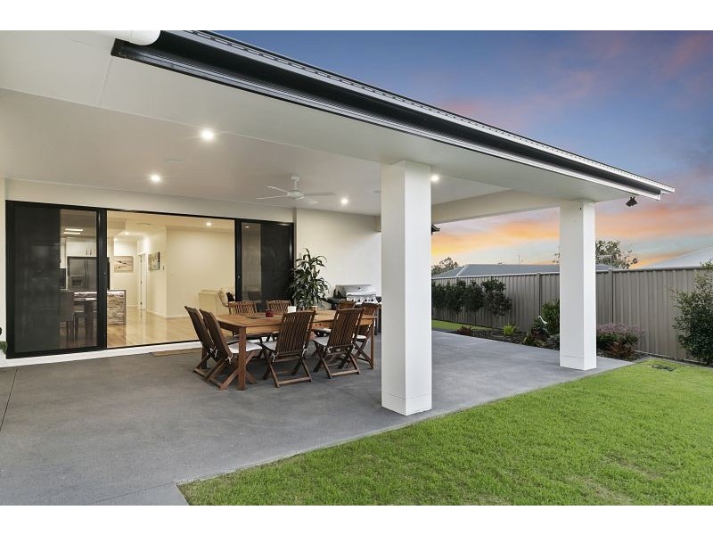8 Capella Drive, Redland Bay QLD 4165
