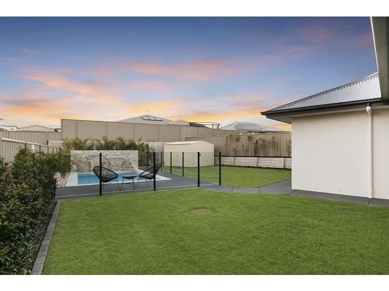 8 Capella Drive, Redland Bay QLD 4165