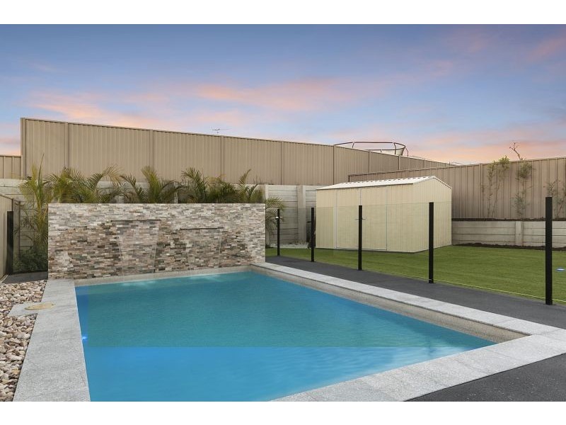 8 Capella Drive, Redland Bay QLD 4165