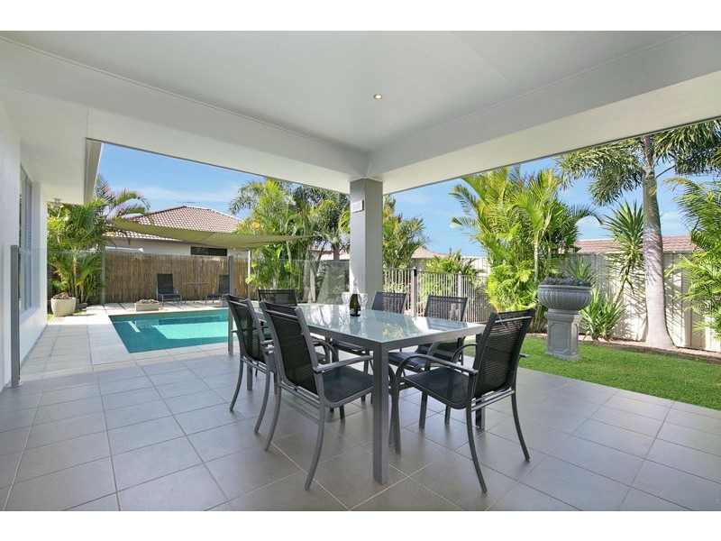 7 Magnetic Place, Redland Bay QLD 4165