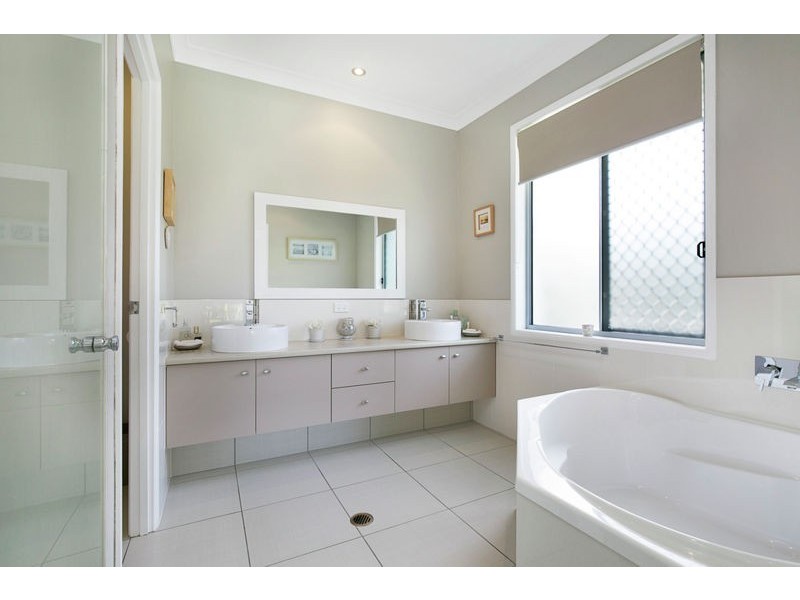 7 Magnetic Place, Redland Bay QLD 4165