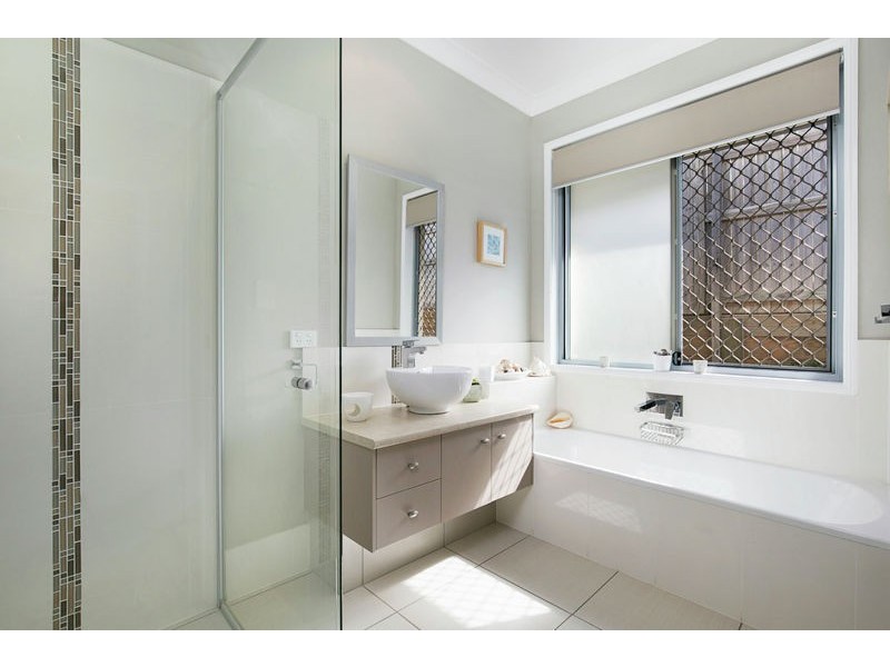 7 Magnetic Place, Redland Bay QLD 4165