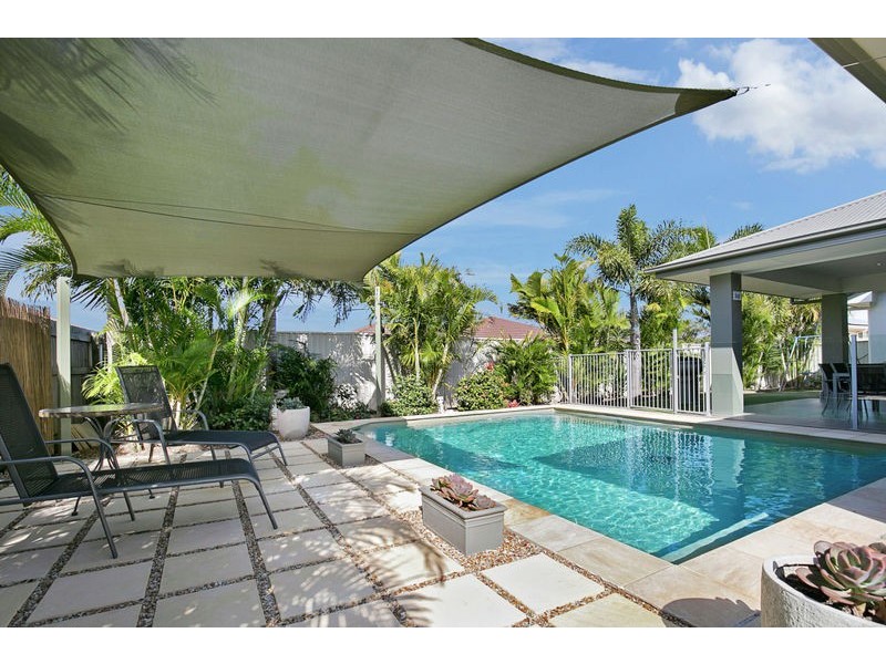 7 Magnetic Place, Redland Bay QLD 4165