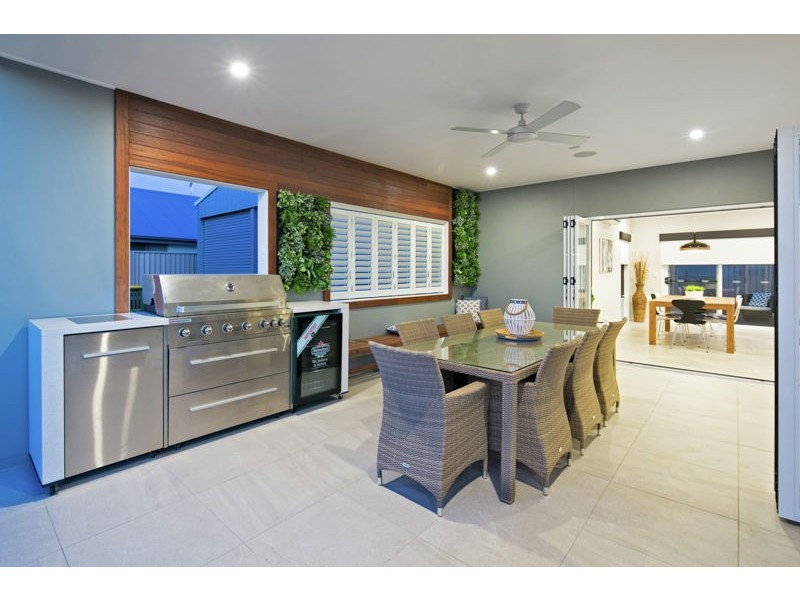 16 Capella Drive, Redland Bay QLD 4165