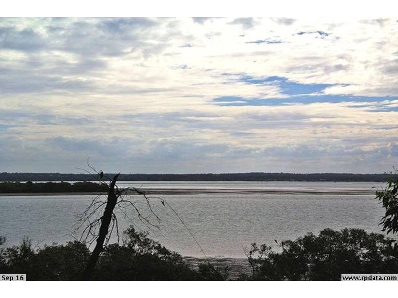 11 Coast Rd, Macleay Island QLD 4184