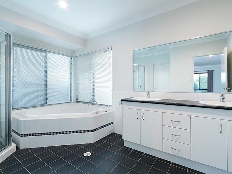 27 Ebony Cres, Redland Bay QLD 4165