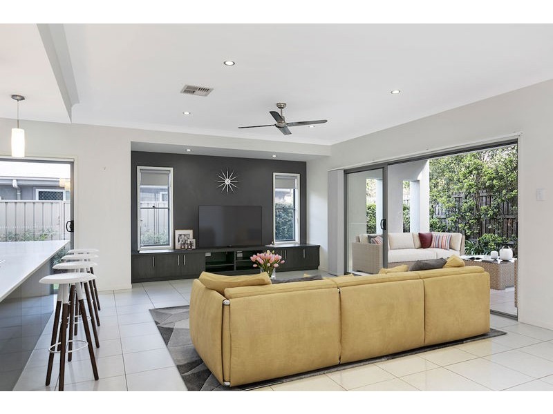 7B Bream Place, Redland Bay QLD 4165