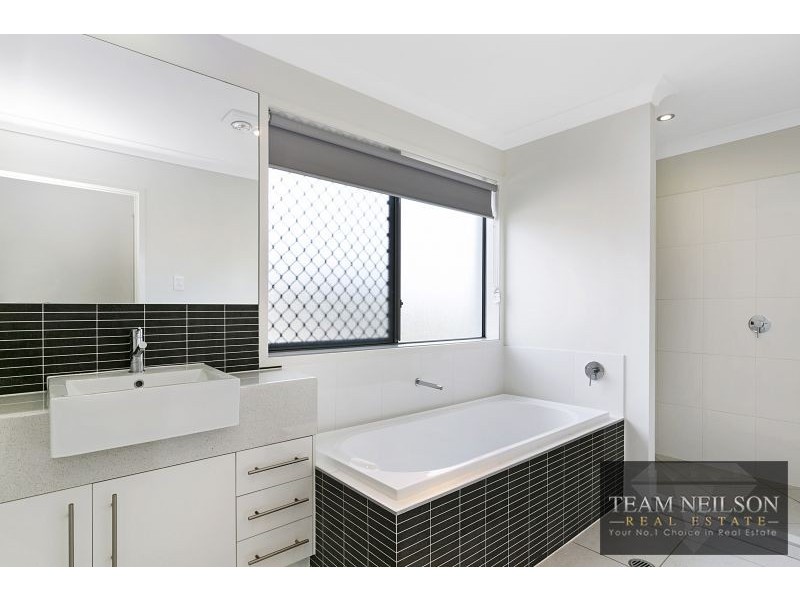 7B Bream Place, Redland Bay QLD 4165