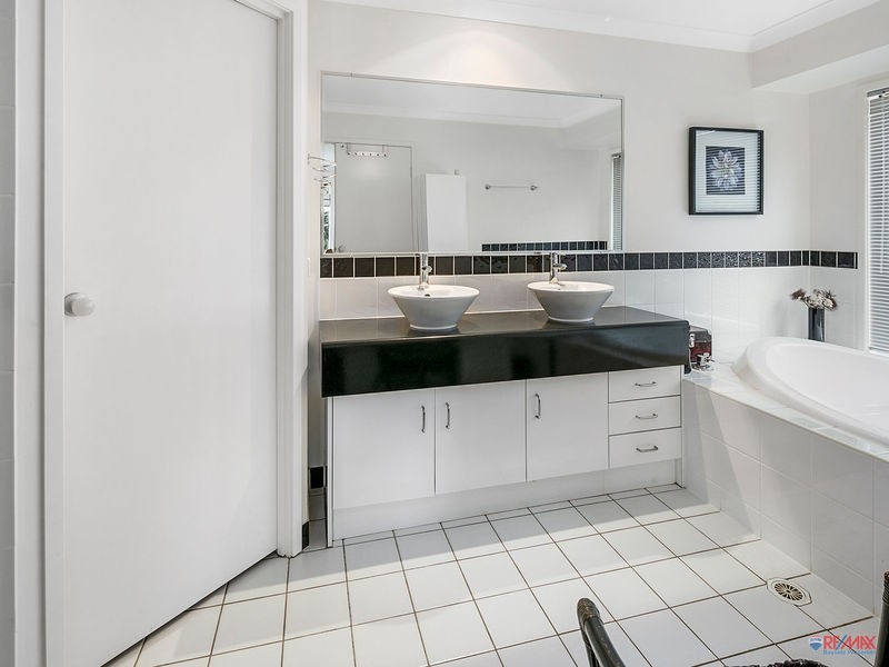 15 Caswell Crescent, Redland Bay QLD 4165