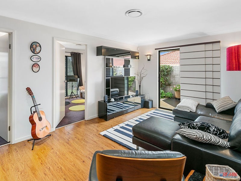 15 Caswell Crescent, Redland Bay QLD 4165