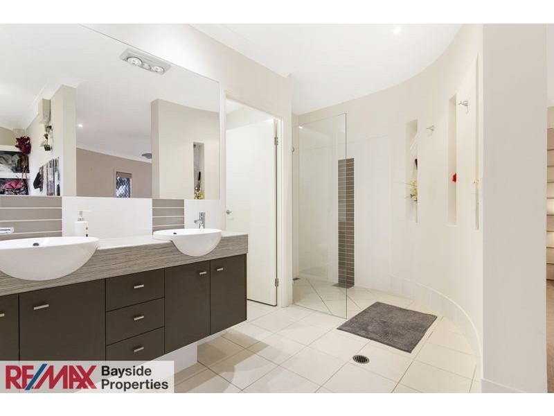 2 Bellevista Crescent, Wellington Point QLD 4160