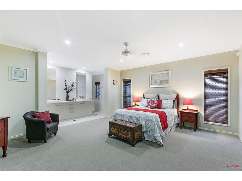 11 Magnetic Place, Redland Bay QLD 4165