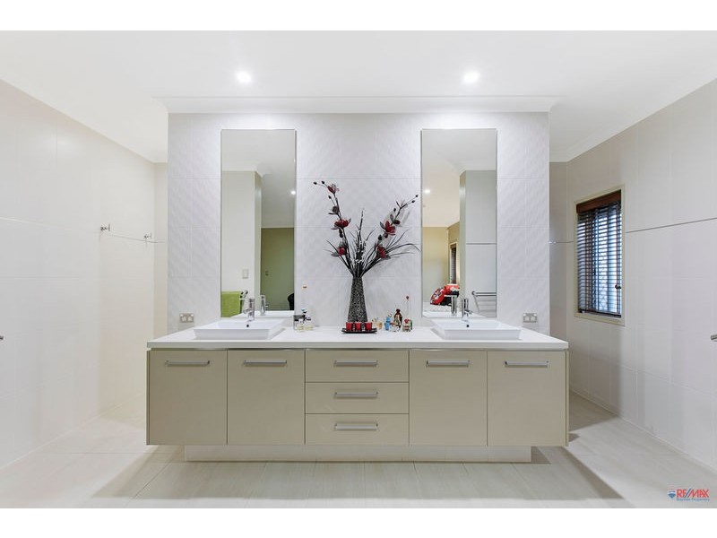 11 Magnetic Place, Redland Bay QLD 4165