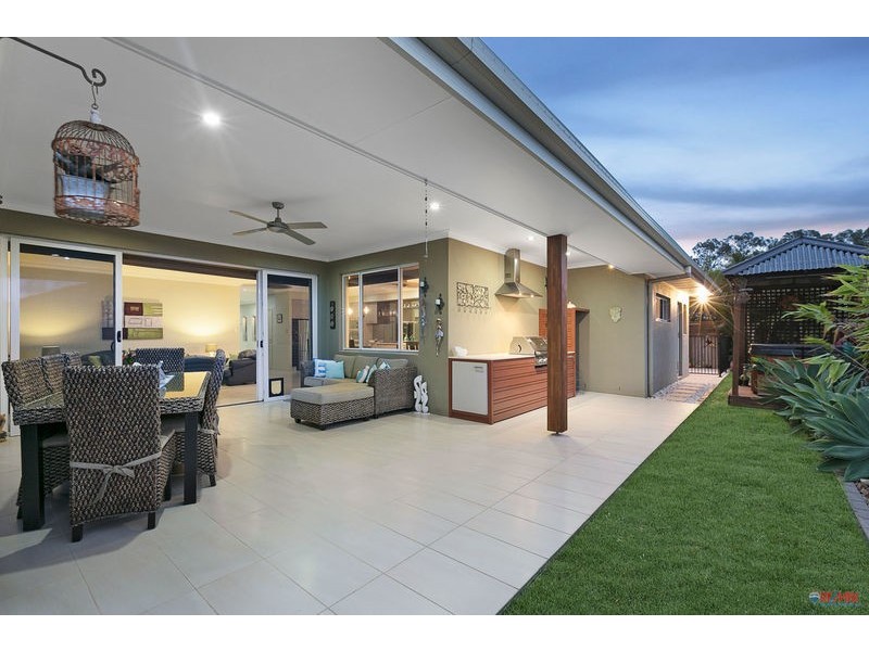 11 Magnetic Place, Redland Bay QLD 4165