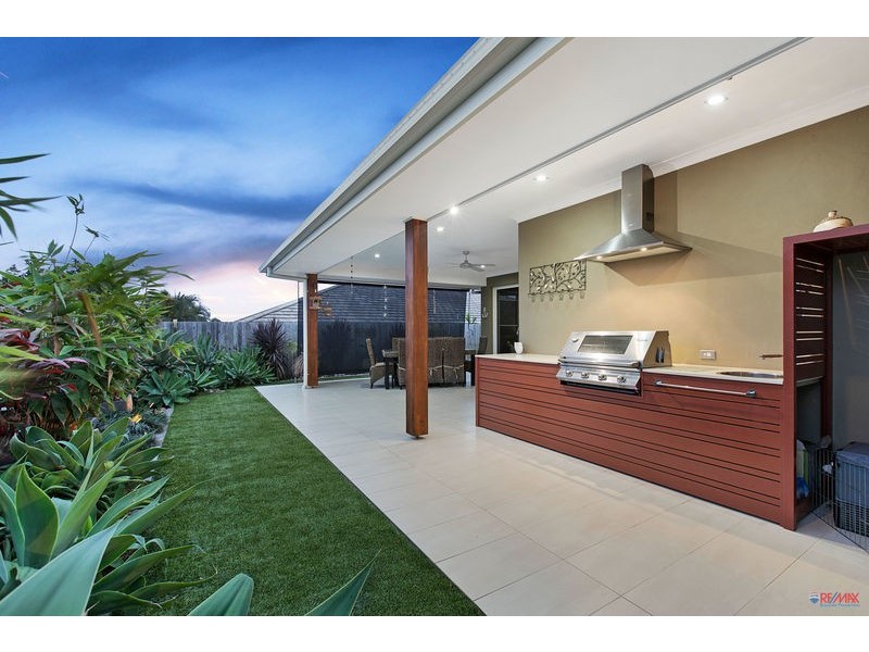11 Magnetic Place, Redland Bay QLD 4165