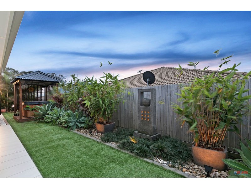 11 Magnetic Place, Redland Bay QLD 4165