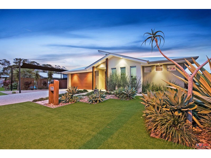 11 Magnetic Place, Redland Bay QLD 4165