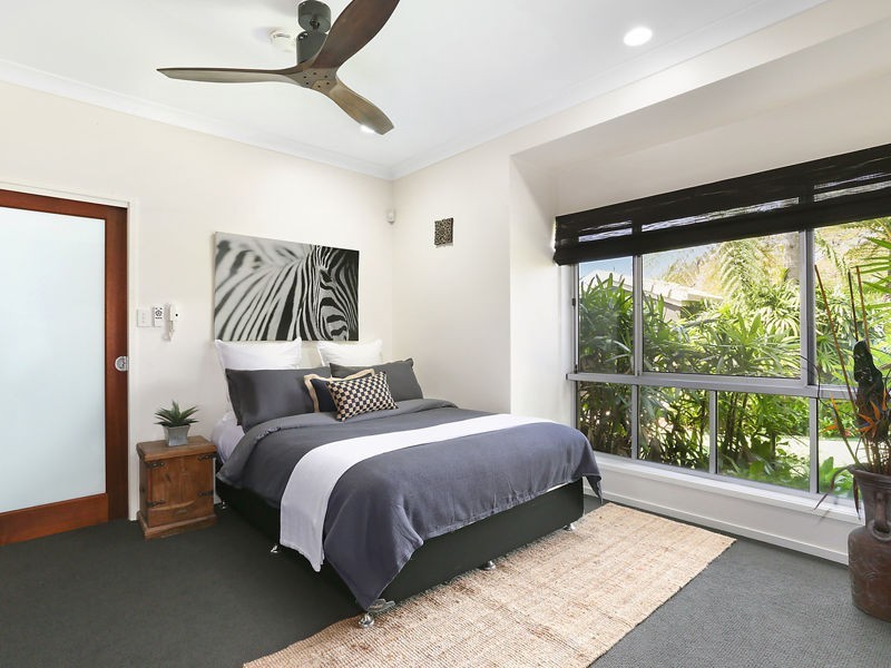 18 Little Shore Street, Cleveland QLD 4163