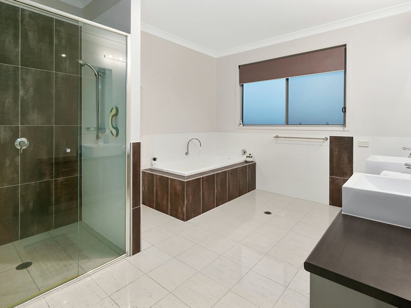 53 Rowland Ave, Wakerley QLD 4154