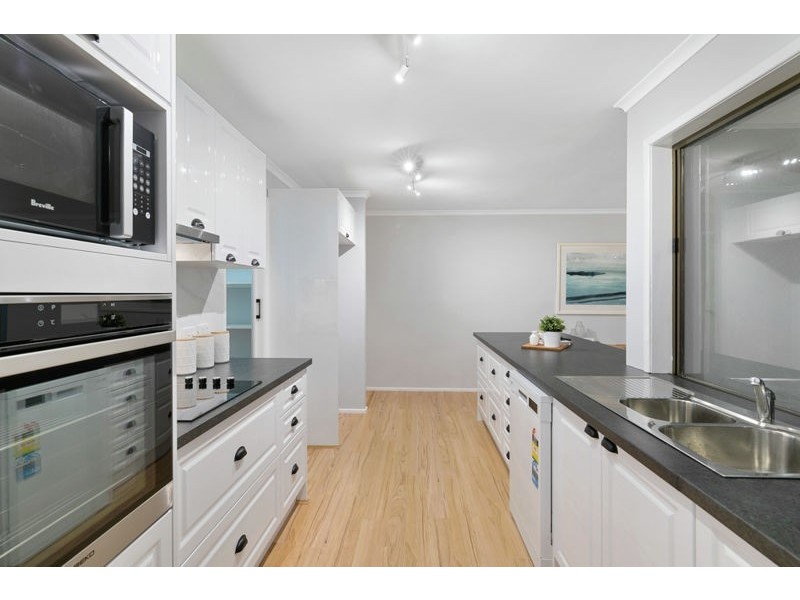 8 Sylvania Street, Wellington Point QLD 4160